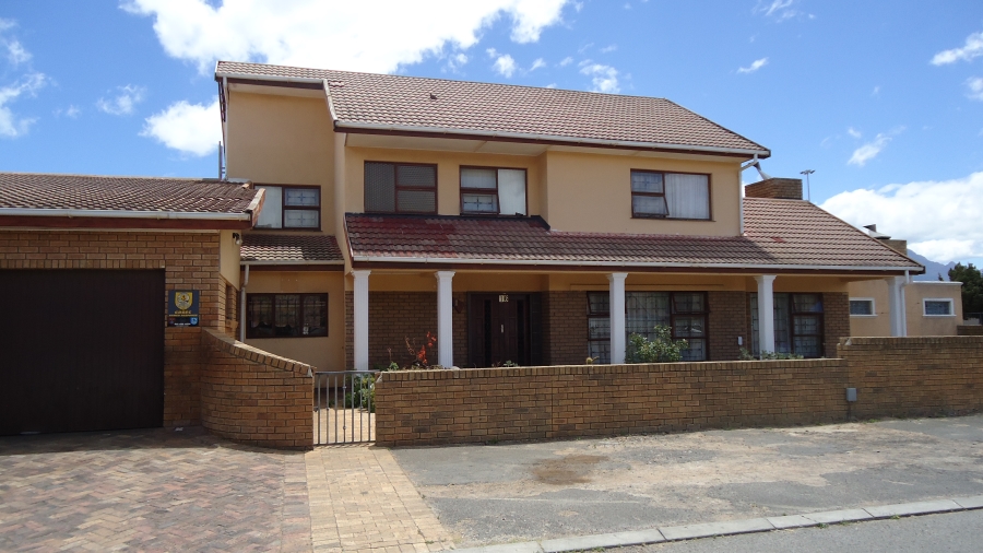 3 Bedroom Property for Sale in Gustrouw Western Cape